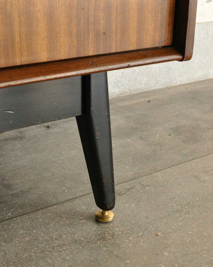 G-PLAN(Gプラン) アンティーク家具 北欧スタイルのオシャレなヴィンテージ家具、G-PLAN社トラー&ブラックのサイドボード。スッキリとした脚の裏には…Handleの家具の脚裏にはフェルトキーパーをお付けしています。(k-2755-f)