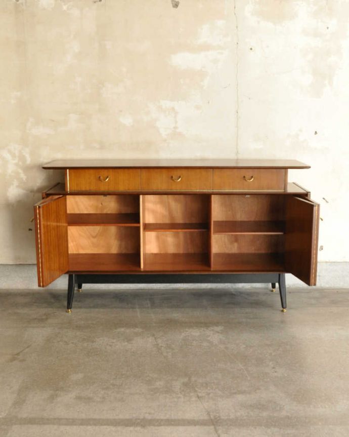 G-PLAN(Gプラン) アンティーク家具 北欧スタイルのオシャレなヴィンテージ家具、G-PLAN社トラー&ブラックのサイドボード。扉の奥はたっぷり収納扉を開けると、中にはたっぷりの収納。(k-2755-f)