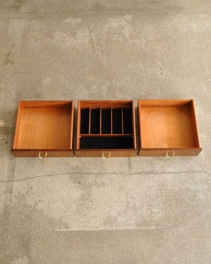 G-PLAN(Gプラン) アンティーク家具 北欧スタイルのオシャレなヴィンテージ家具、G-PLAN社トラー&ブラックのサイドボード。キレイにお直ししました引き出しの中も修復の際、専門の職人がキレイにしました。(k-2755-f)