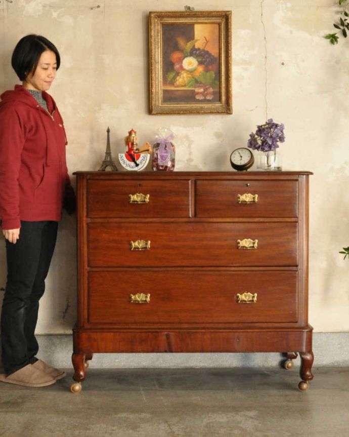 アンティークのチェスト　アンティーク家具　たっぷり収納できる実力派の英国アンティークチェスト(キャスター付き)。大人の雰囲気漂う人気の英国チェストシンプルなデザインだからこそ木目の美しさが際立つチェスト。(k-2756-f)