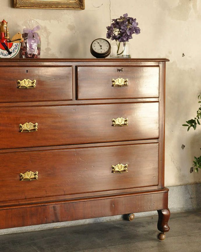 アンティークのチェスト　アンティーク家具　たっぷり収納できる実力派の英国アンティークチェスト(キャスター付き)。アンティークだから手に入る質の良さ現代では手に入れることが出来ない質のいい素材が使われているのもアンティーク家具の特長。(k-2756-f)