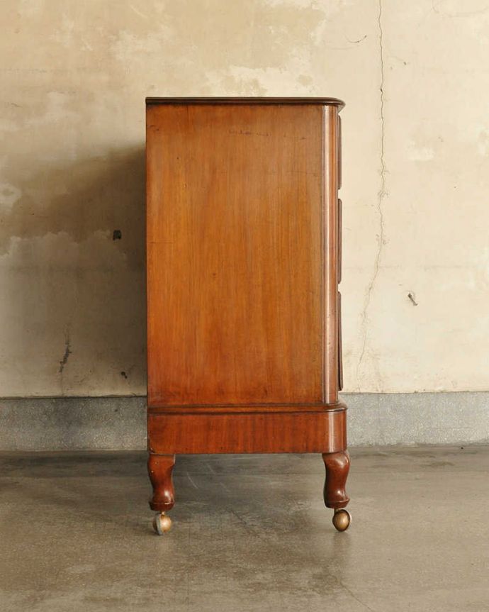 アンティークのチェスト　アンティーク家具　たっぷり収納できる実力派の英国アンティークチェスト(キャスター付き)。横顔もキレイですどこから見られても絵になるスタイル。(k-2756-f)