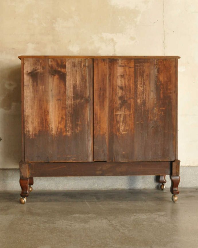 アンティークのチェスト　アンティーク家具　たっぷり収納できる実力派の英国アンティークチェスト(キャスター付き)。後ろ姿も見て下さいアンティークは新品ではないので、もちろん経年変化によるキズはありますが、専門の職人が修復しました。(k-2756-f)