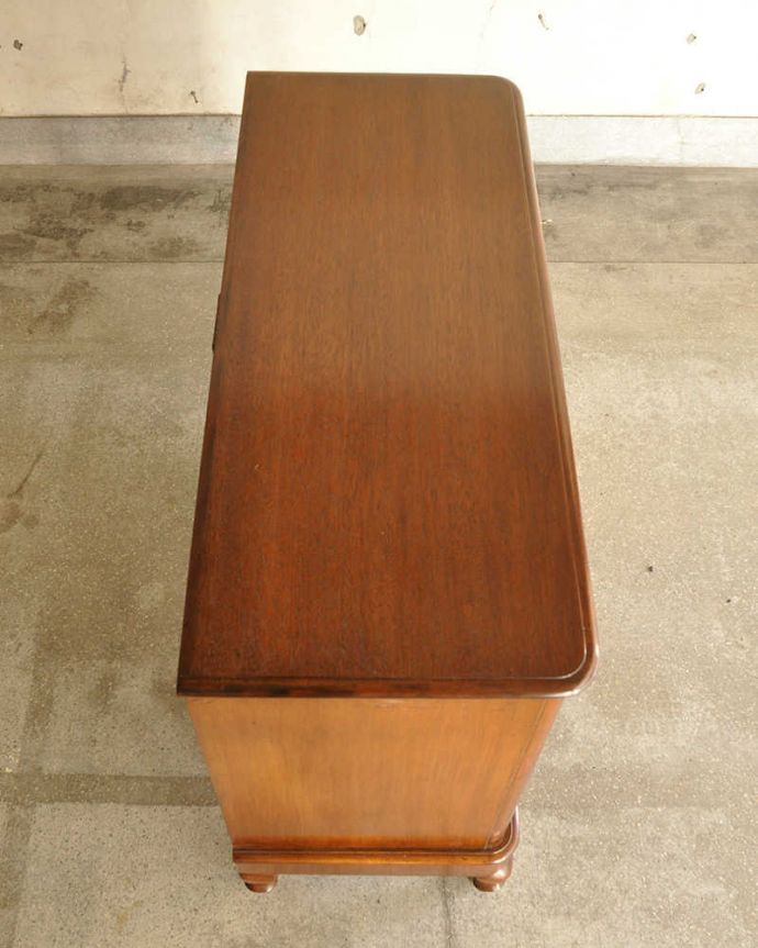 アンティークのチェスト　アンティーク家具　たっぷり収納できる実力派の英国アンティークチェスト(キャスター付き)。ピカピカに仕上げましたHandleでは修復の時、天板の塗装も一度剥離してキレイに仕上げました。(k-2756-f)