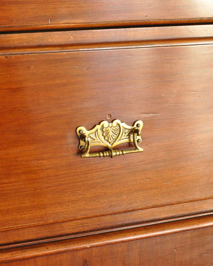 アンティークのチェスト　アンティーク家具　たっぷり収納できる実力派の英国アンティークチェスト(キャスター付き)。アンティークらしい取っ手アンティーク家具は取っ手のデザインまで、なんだか高級感があるんですよね。(k-2756-f)