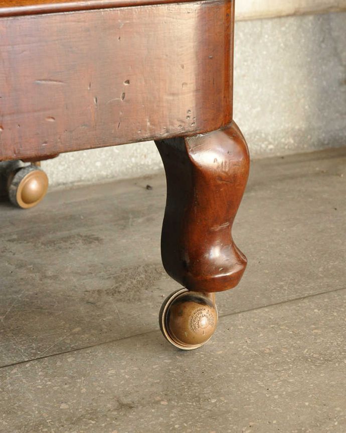 アンティークのチェスト　アンティーク家具　たっぷり収納できる実力派の英国アンティークチェスト(キャスター付き)。脚先には、キャスターアンティークは、今のプラスチックと違って質感がいいので動きは悪いですが、ちゃんと動きます。(k-2756-f)