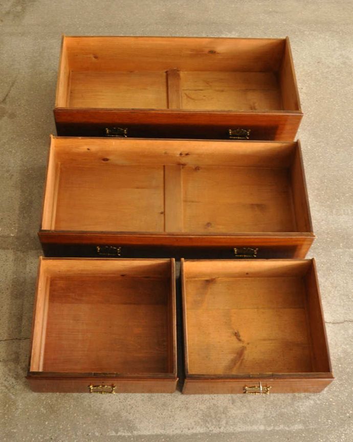 アンティークのチェスト　アンティーク家具　たっぷり収納できる実力派の英国アンティークチェスト(キャスター付き)。引き出しの中もキレイに修復しましたお洋服を入れてもいいように、引き出しの中も専門の職人が時間をかけてしっかり修復しました。(k-2756-f)