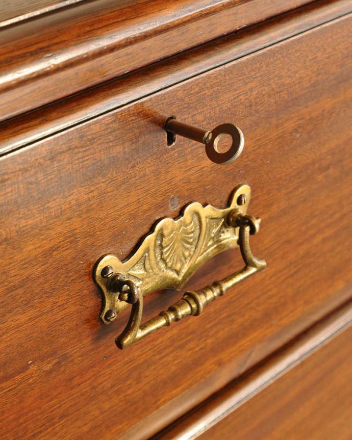 アンティークのチェスト　アンティーク家具　たっぷり収納できる実力派の英国アンティークチェスト(キャスター付き)。大切なものも安心です引き出しにカギが付いているので、大切なものも収納することが出来ます。(k-2756-f)