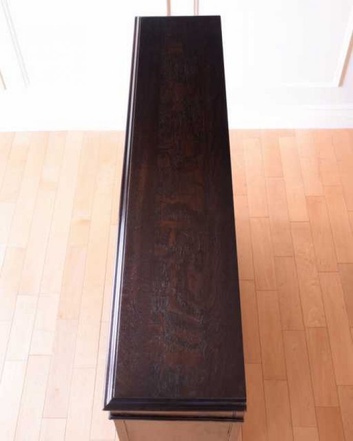 アンティークのキャビネット アンティーク家具 英国輸入のアンティーク家具、重厚なオープン棚のブックシェルフ(本棚) 。天板もピカピカです。(k-2757-f)