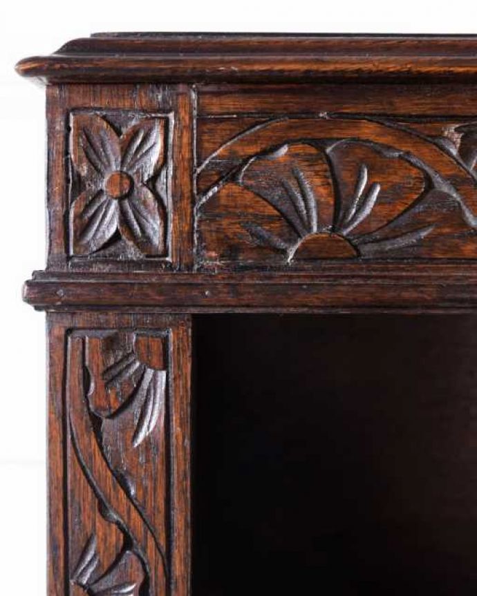 アンティークのキャビネット アンティーク家具 英国輸入のアンティーク家具、重厚なオープン棚のブックシェルフ(本棚) 。惚れ惚れしちゃう美しさこんなに堅い無垢材に一体どうやって彫ったんだろう?と不思議になるくらい細かい彫にうっとりです。(k-2757-f)