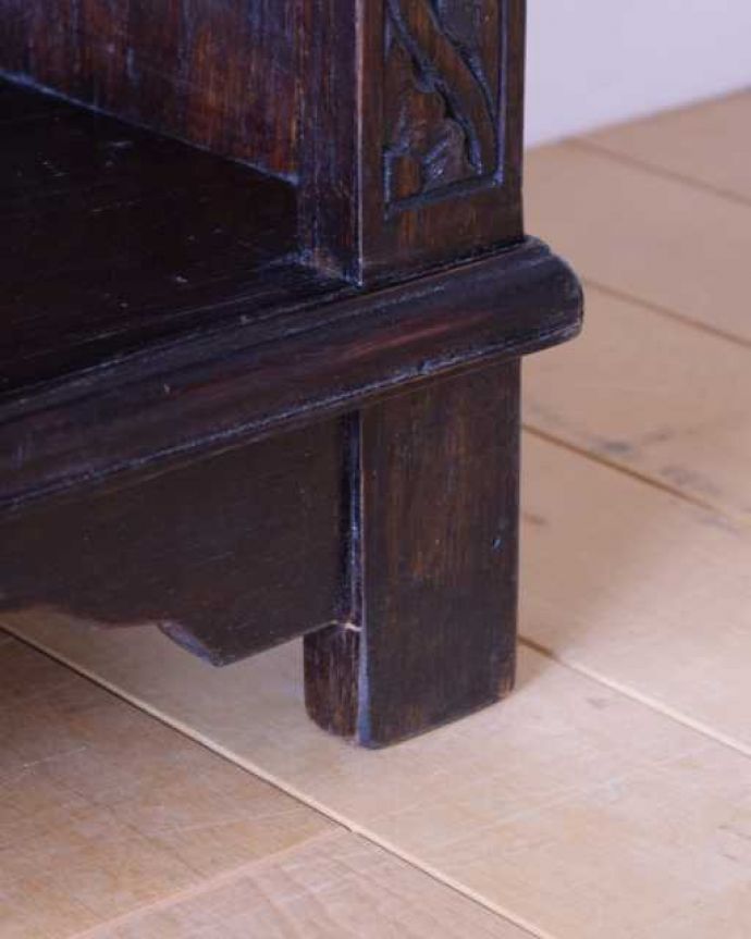 アンティークのキャビネット アンティーク家具 英国輸入のアンティーク家具、重厚なオープン棚のブックシェルフ(本棚) 。女性1人でラクラク運べちゃう仕掛けHandleのアンティークは、脚の裏にフェルトキーパーをお付けしています。(k-2757-f)