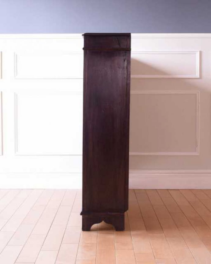 アンティークのキャビネット アンティーク家具 英国輸入のアンティーク家具、重厚なオープン棚のブックシェルフ(本棚) 。横から見てもステキしっかり修復したので、横顔だって美しいんです。(k-2757-f)