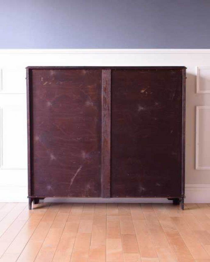 アンティークのキャビネット アンティーク家具 英国輸入のアンティーク家具、重厚なオープン棚のブックシェルフ(本棚) 。後ろ姿もキレイですアンティークは新品ではないので、もちろん経年変化によるキズはありますが、専門の職人が修復したので、後ろ姿もキレイです。(k-2757-f)