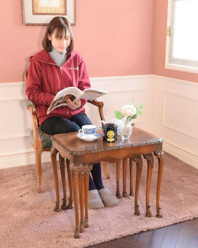 アンティークのテーブル　アンティーク家具　英国のアンティーク家具、ローテーブルが３台セットのネストテーブル。親子一緒の姿が可愛いネストテーブルネストとは巣のこと。(k-2758-f)