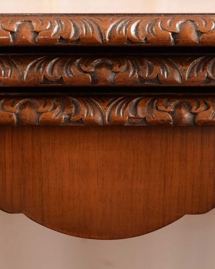 アンティークのテーブル　アンティーク家具　英国のアンティーク家具、ローテーブルが３台セットのネストテーブル。いろんな場所にこだわり彫のデザインもいろいろです。(k-2758-f)