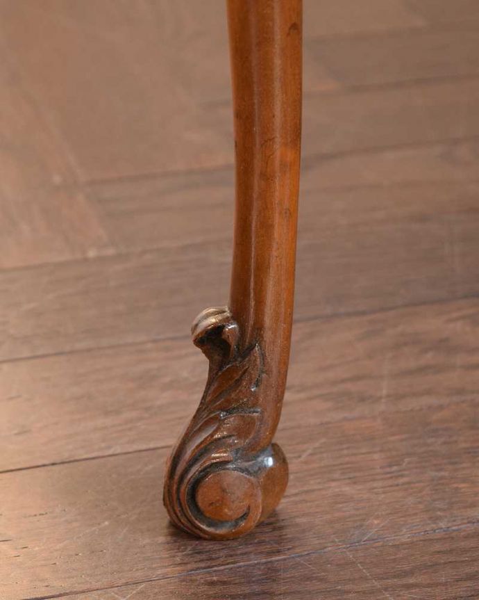 アンティークのテーブル　アンティーク家具　英国のアンティーク家具、ローテーブルが３台セットのネストテーブル。持ち上げなくても移動できます！Handleのアンティークは、脚の裏にフェルトキーパーをお付けしていますので、床を滑らせてれば移動が簡単です。(k-2758-f)