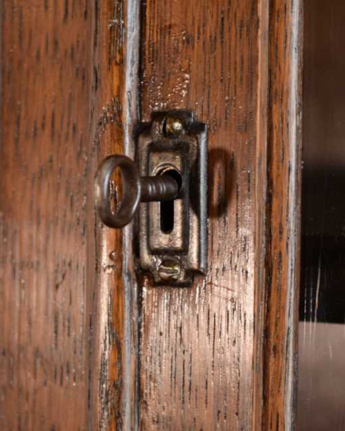 アンティークのキャビネット アンティーク家具 オーク材の重厚なアンティーク家具、英国のブックケース(本棚)。小さなパーツにもこだわりカギも使えるように修復しました。(k-2760-f)