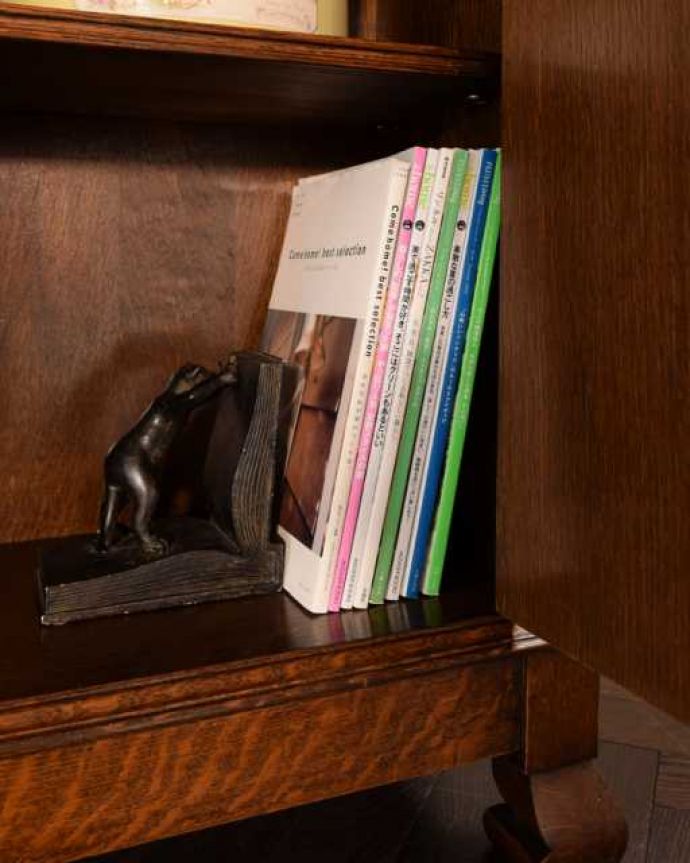 アンティークのキャビネット アンティーク家具 オーク材の重厚なアンティーク家具、英国のブックケース(本棚)。扉の中は収納たっぷりA4サイズの雑誌までしっかり収納出来ちゃう大きさ。(k-2760-f)