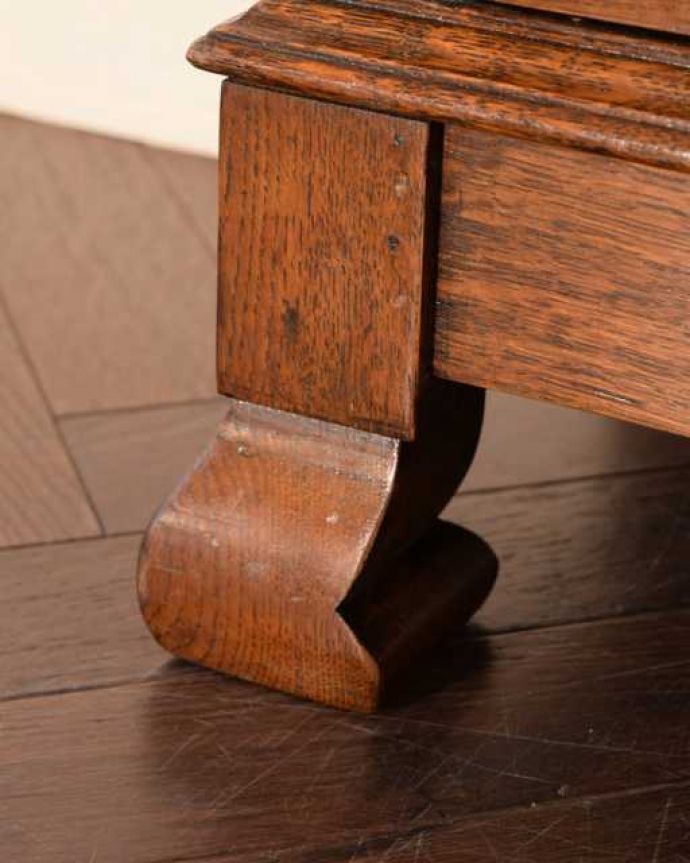 アンティークのキャビネット アンティーク家具 オーク材の重厚なアンティーク家具、英国のブックケース(本棚)。女性1人でラクラク運べちゃうんですHandleのアンティークは、脚の裏にフェルトキーパーをお付けしています。(k-2760-f)