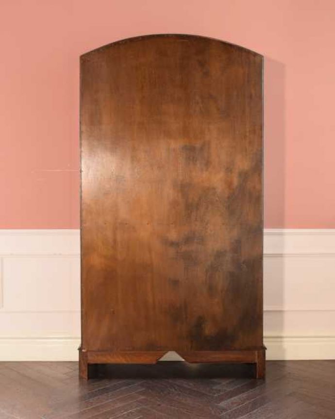 アンティークのキャビネット アンティーク家具 オーク材の重厚なアンティーク家具、英国のブックケース(本棚)。後ろ姿にも気を使ってますアンティークは新品ではないので、もちろん経年変化によるキズはありますが、専門の職人がキレイにお直しをしているので、後ろ姿までキレイです。(k-2760-f)