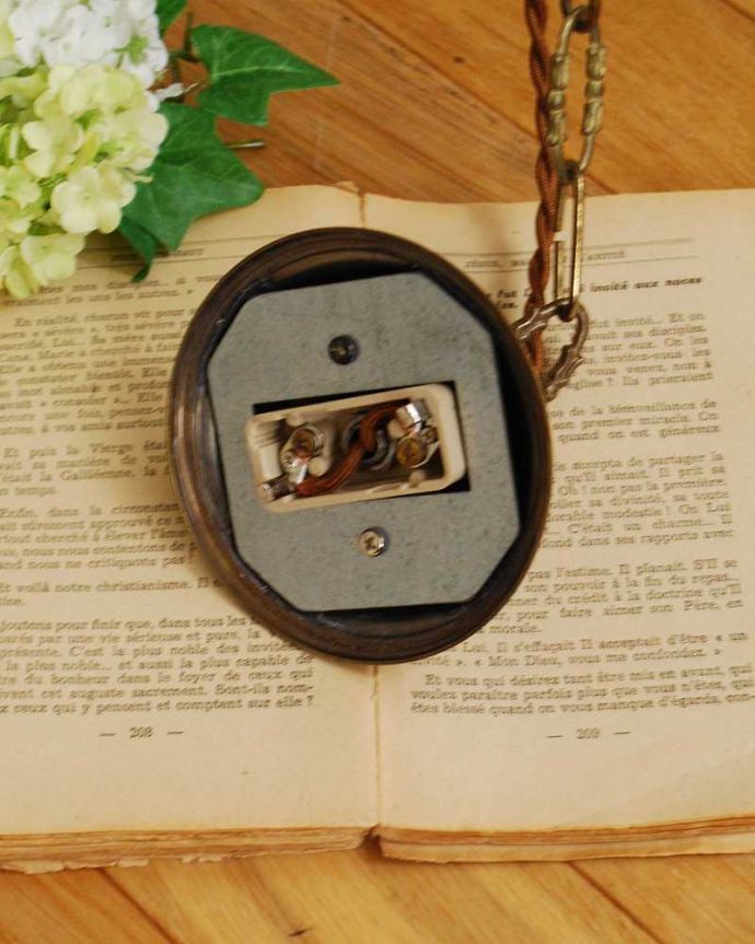 シャンデリア　照明・ライティング　ガラスパーツ×真鍮製シャンデリア３灯タイプ（E17シャンデリア球付）。引っ掛けタイプです自分でも取り付け出来る引っ掛けシーリング仕様で加工してあります。(k-2760-z)