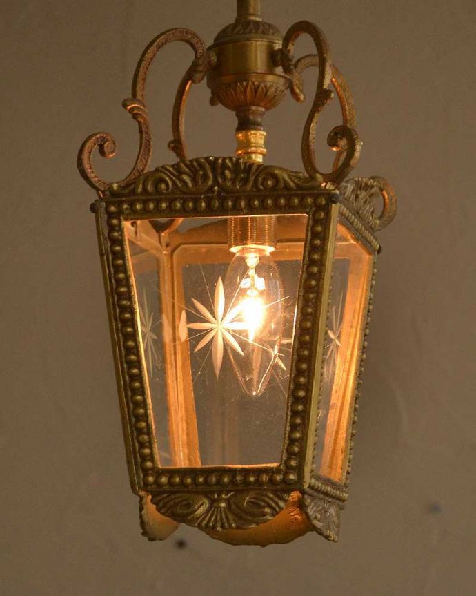 ペンダントライト　照明・ライティング　ゴールドの大人な雰囲気たっぷりで美しいアンティークペンダントランプ（Ｅ17シャンデリア球付） 。。(k-2761-z)