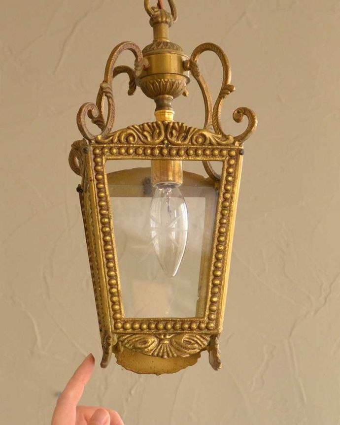 ペンダントライト　照明・ライティング　ゴールドの大人な雰囲気たっぷりで美しいアンティークペンダントランプ（Ｅ17シャンデリア球付） 。。(k-2761-z)