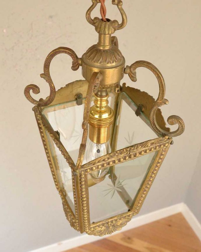 ペンダントライト　照明・ライティング　ゴールドの大人な雰囲気たっぷりで美しいアンティークペンダントランプ（Ｅ17シャンデリア球付） 。。(k-2761-z)