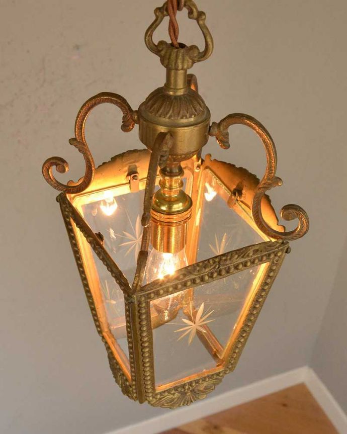 ペンダントライト　照明・ライティング　ゴールドの大人な雰囲気たっぷりで美しいアンティークペンダントランプ（Ｅ17シャンデリア球付） 。。(k-2761-z)