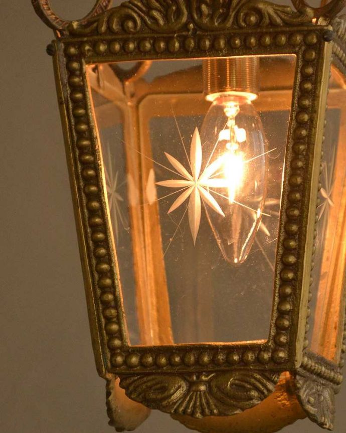 ペンダントライト　照明・ライティング　ゴールドの大人な雰囲気たっぷりで美しいアンティークペンダントランプ（Ｅ17シャンデリア球付） 。。(k-2761-z)