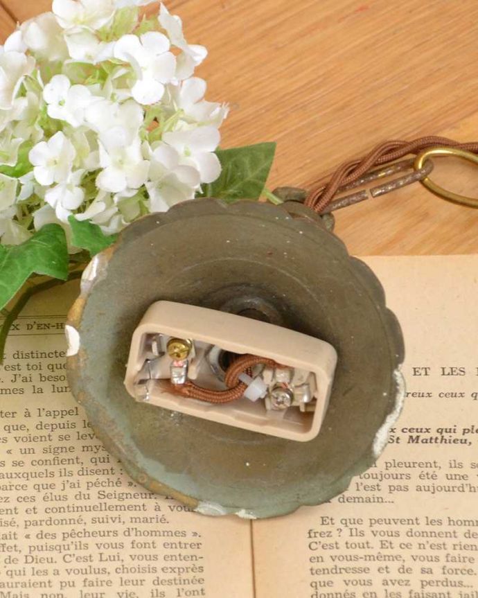 ペンダントライト　照明・ライティング　ゴールドの大人な雰囲気たっぷりで美しいアンティークペンダントランプ（Ｅ17シャンデリア球付） 。引っ掛けタイプです自分でも取り付け出来る引っ掛けシーリング仕様で加工してあります。(k-2761-z)