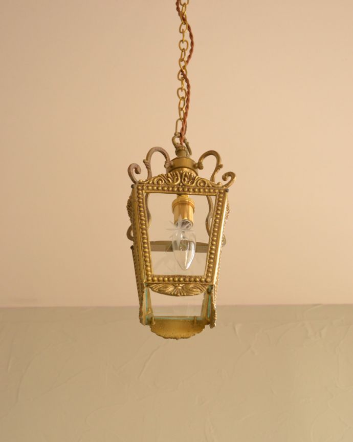 ペンダントライト　照明・ライティング　ゴールドの大人な雰囲気たっぷりで美しいアンティークペンダントランプ（Ｅ17シャンデリア球付） 。。(k-2761-z)