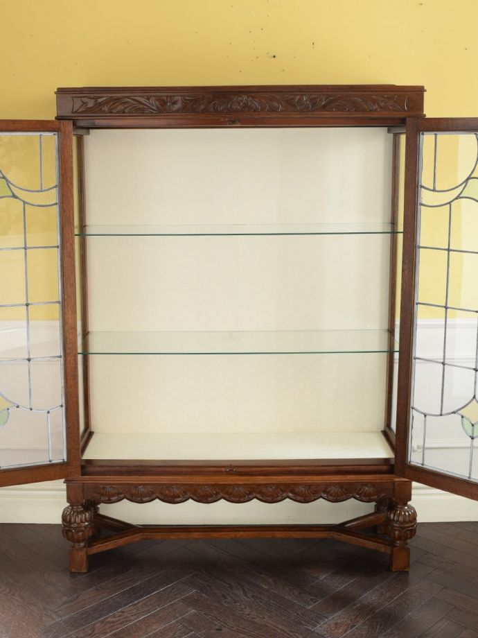 キャビネットの扉の中