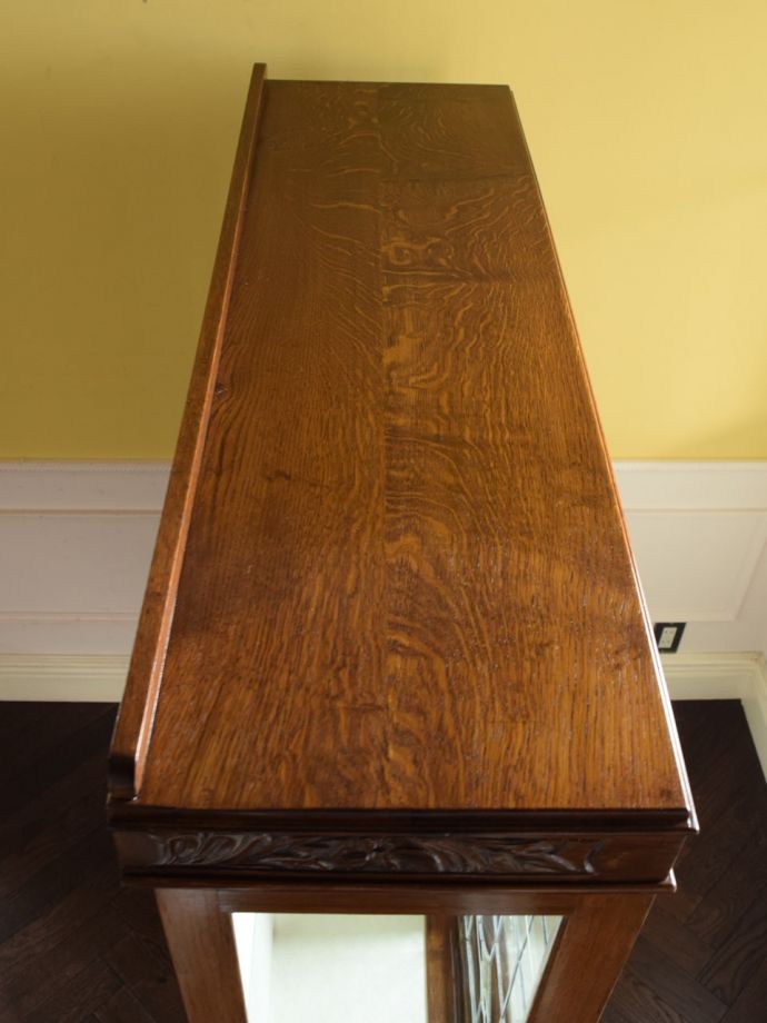 キャビネットの天板