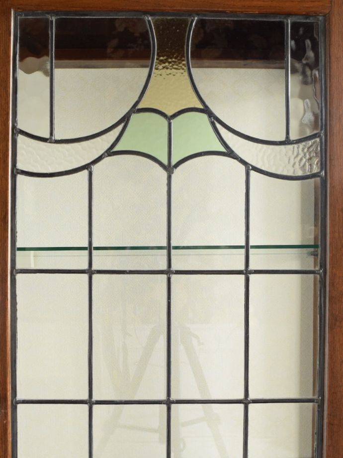 キャビネットの美しいガラス扉