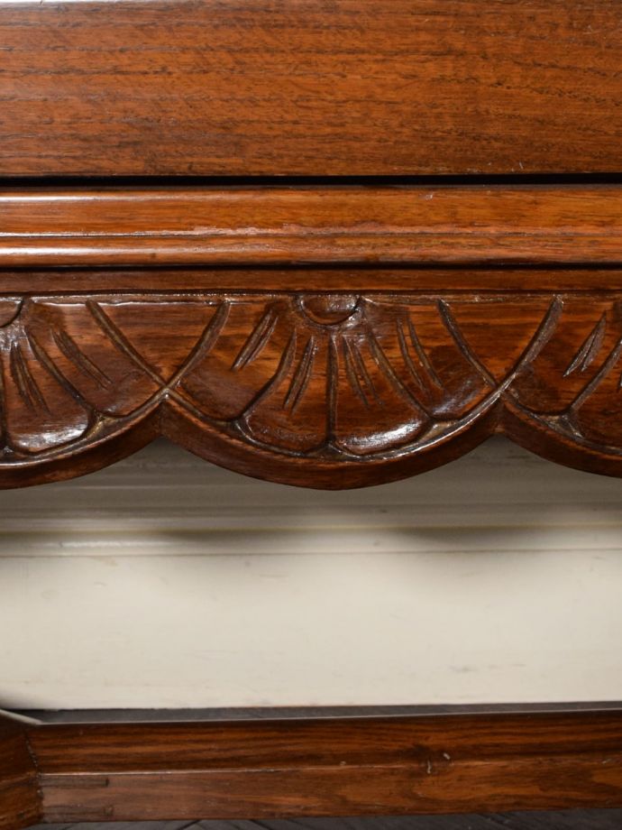 英国アンティーク家具らしい彫