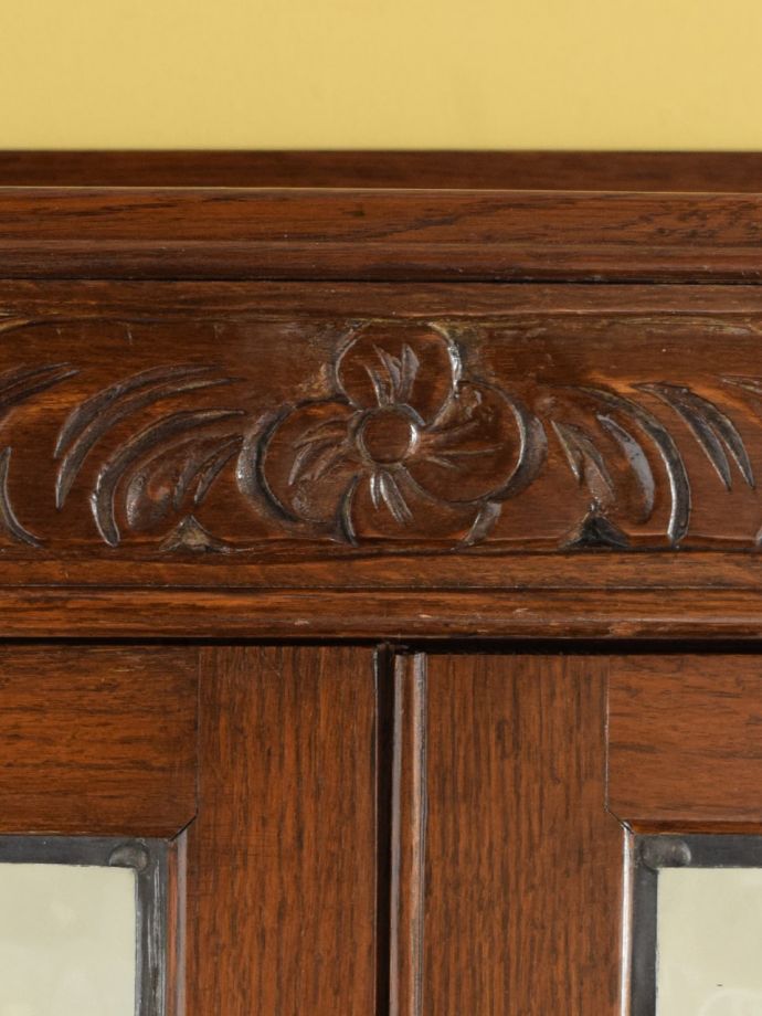 アンティーク家具らしい装飾