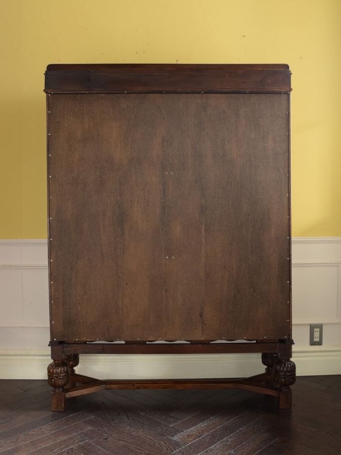 キャビネットの後ろ姿