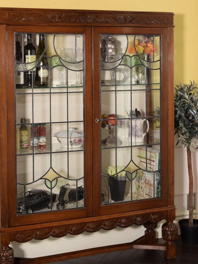 ステンドグラスの扉が美しいキャビネット