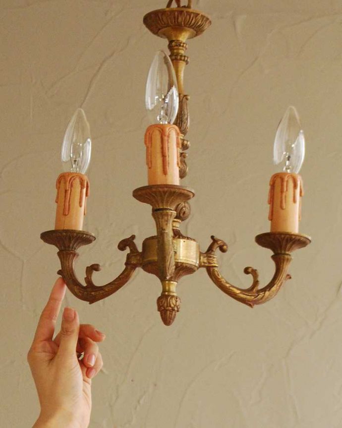 シャンデリア　照明・ライティング　イギリスで見つけたアンティークの真鍮シャンデリア（3灯）。。(k-2762-z)
