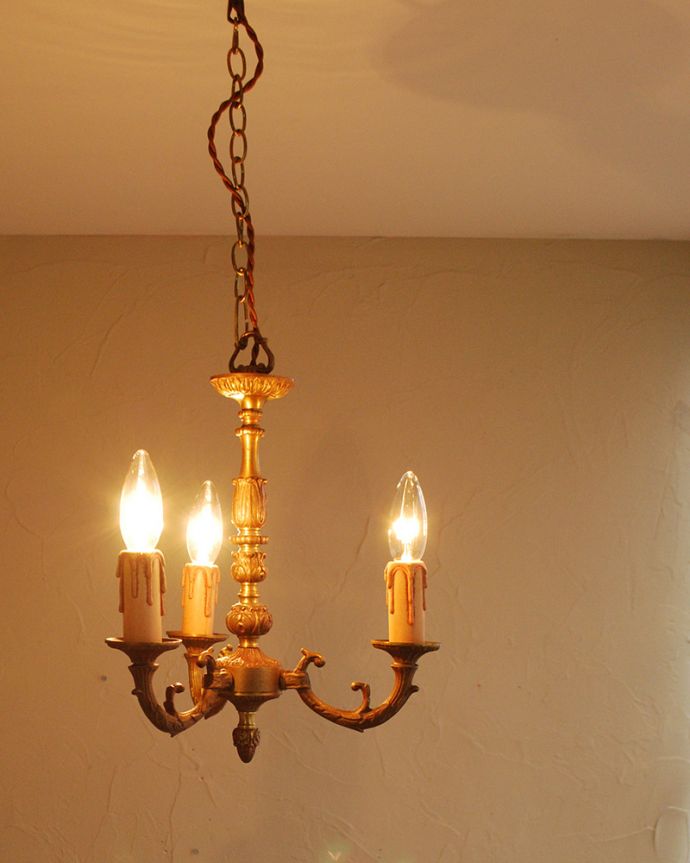シャンデリア　照明・ライティング　イギリスで見つけたアンティークの真鍮シャンデリア（3灯）。。(k-2762-z)