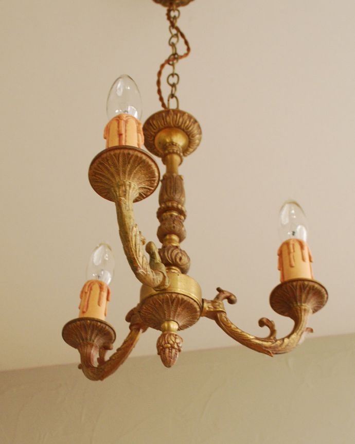 シャンデリア　照明・ライティング　イギリスで見つけたアンティークの真鍮シャンデリア（3灯）。。(k-2762-z)