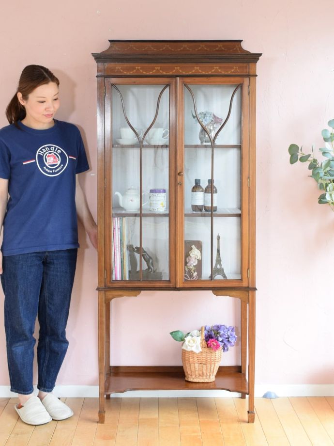 英国アンティークのガラスキャビネット
