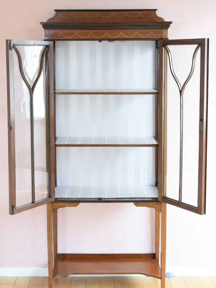 ガラスキャビネットの扉の中