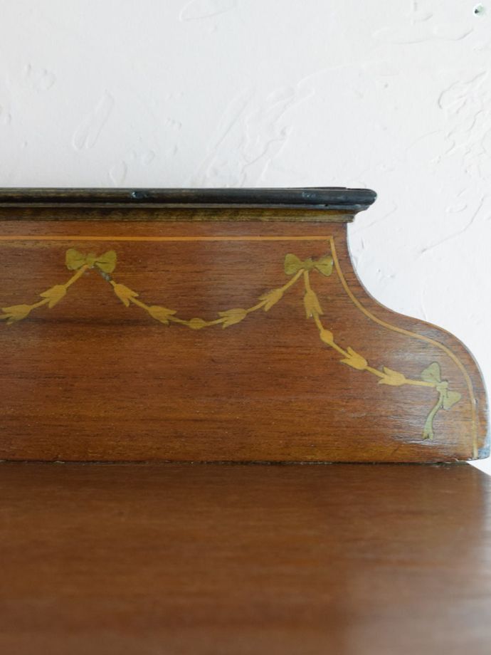 キャビネットの華やかな装飾