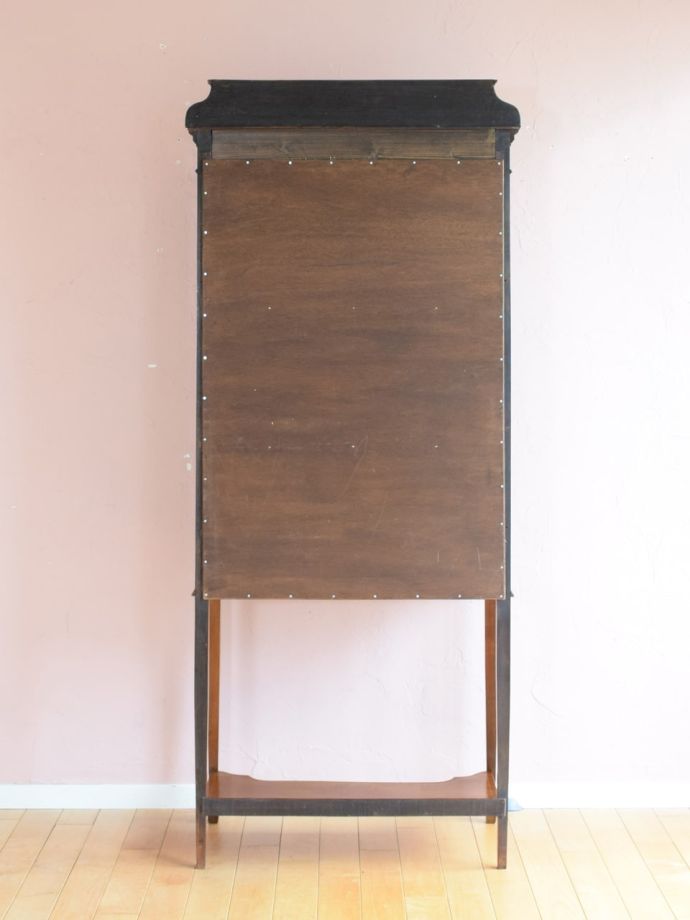 キャビネットの後ろ姿