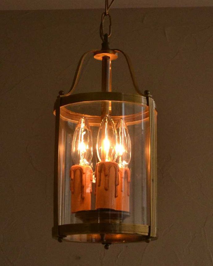 ペンダントライト　照明・ライティング　ゴールド色の真鍮がキラっと輝くアンティークのランタンシャンデリア（３灯）（Ｅ17シャンデリア球付）。。(k-2763-z)