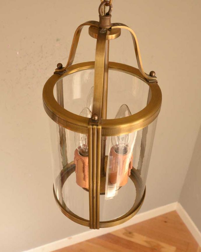 ペンダントライト　照明・ライティング　ゴールド色の真鍮がキラっと輝くアンティークのランタンシャンデリア（３灯）（Ｅ17シャンデリア球付）。。(k-2763-z)