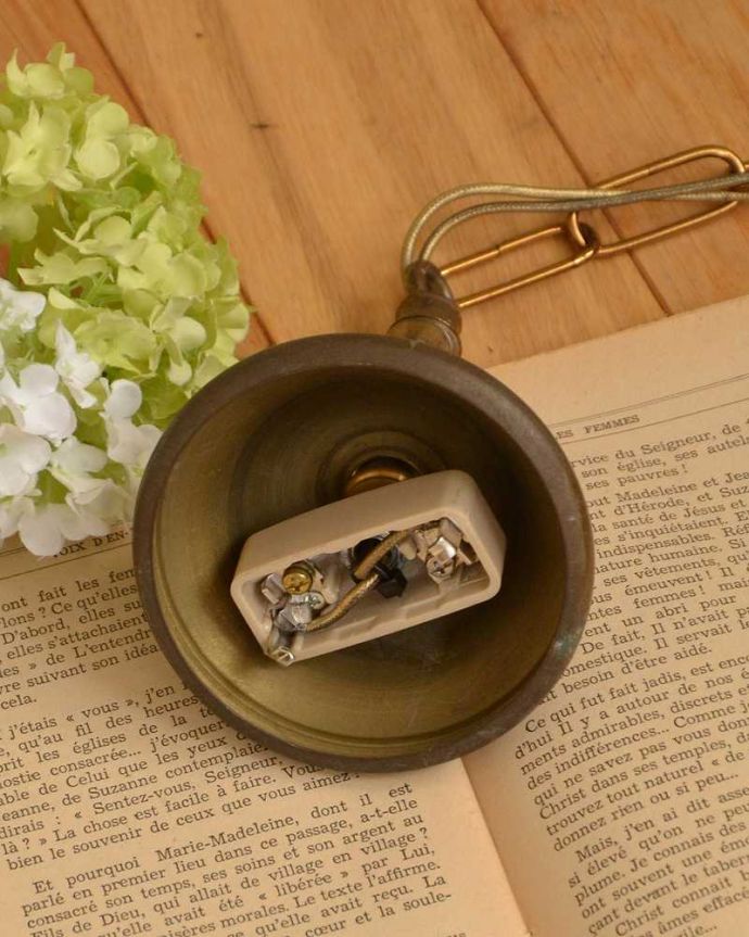 ペンダントライト　照明・ライティング　ゴールド色の真鍮がキラっと輝くアンティークのランタンシャンデリア（３灯）（Ｅ17シャンデリア球付）。引っ掛けタイプです自分でも取り付け出来る引っ掛けシーリング仕様で加工してあります。(k-2763-z)