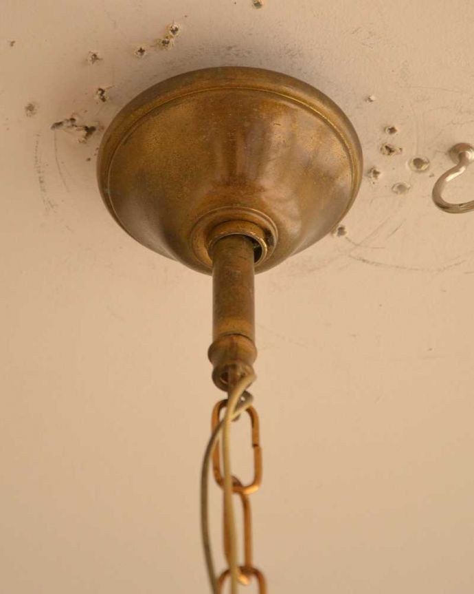 ペンダントライト　照明・ライティング　ゴールド色の真鍮がキラっと輝くアンティークのランタンシャンデリア（３灯）（Ｅ17シャンデリア球付）。。(k-2763-z)